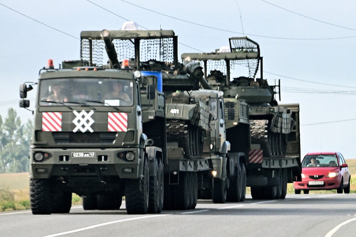 В Курской области после обстрела ВСУ. Перевозка военной техники по трассе между Курском и Суджей, 8 августа 2024 года