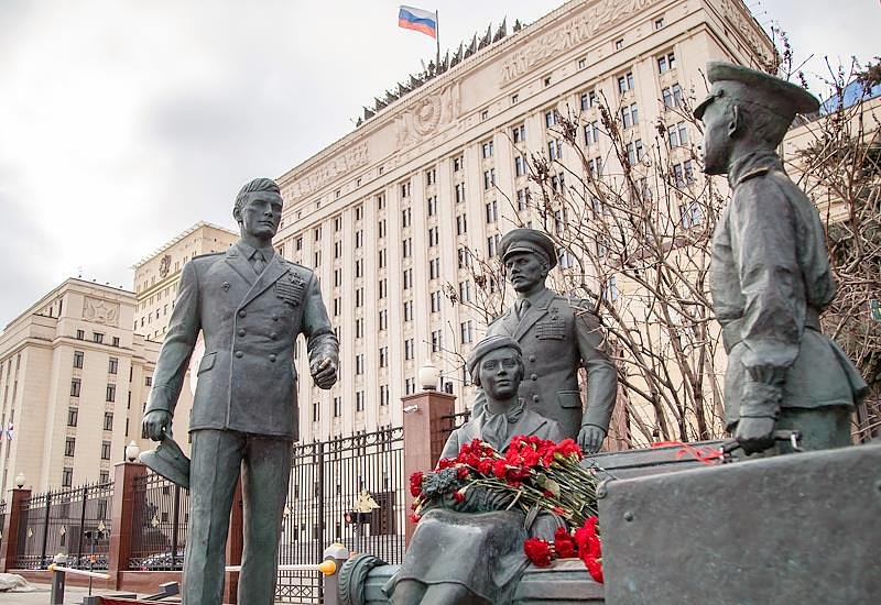 Памятник героям фильма «Офицеры» в Москве