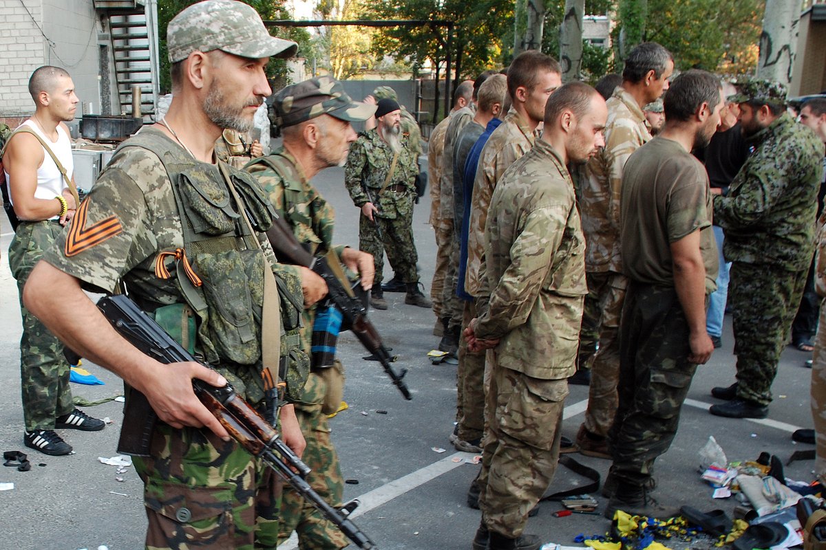 Пленные украинские военные, вывезенные из окружения под Иловайском, в Донецке, 31 августа 2014 года