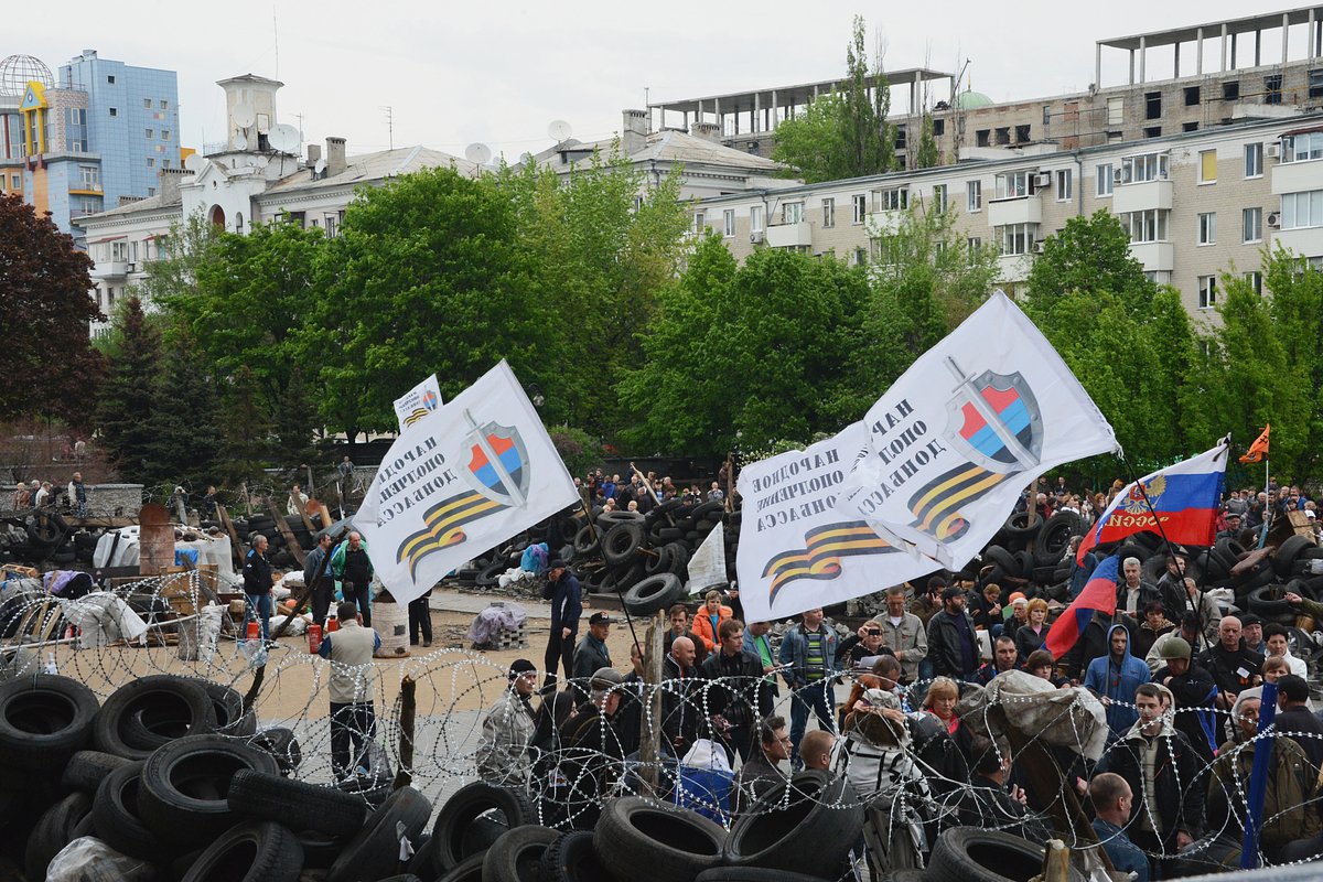 Участники митинга в память о погибших в Доме профсоюзов в Одессе у здания администрации города Донецка, 3 мая 2014 года