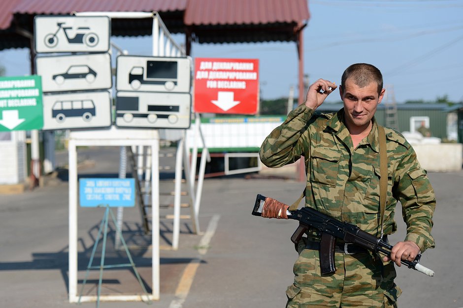 Ополченец Луганской народной республики на пропускном пункте на границе с Россией в районе Червонопартизанска, 7 июня 2014 года