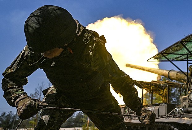 Военнослужащие артиллерийского расчета САУ «Пион» 20-й гвардейской общевойсковой армии в зоне проведения специальной военной операции
