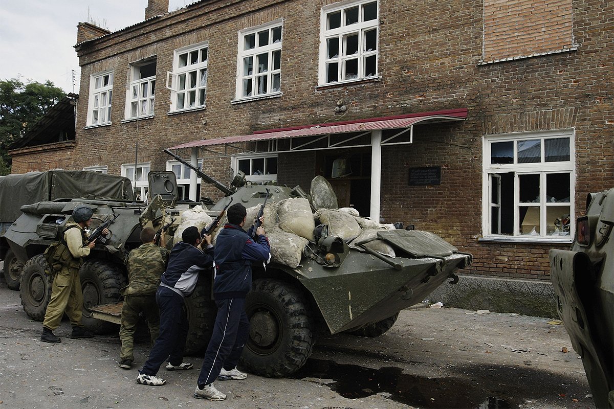 Военные и сотрудники правоохранительных органов у школы №1 в Беслане. 3 сентября 2004 года