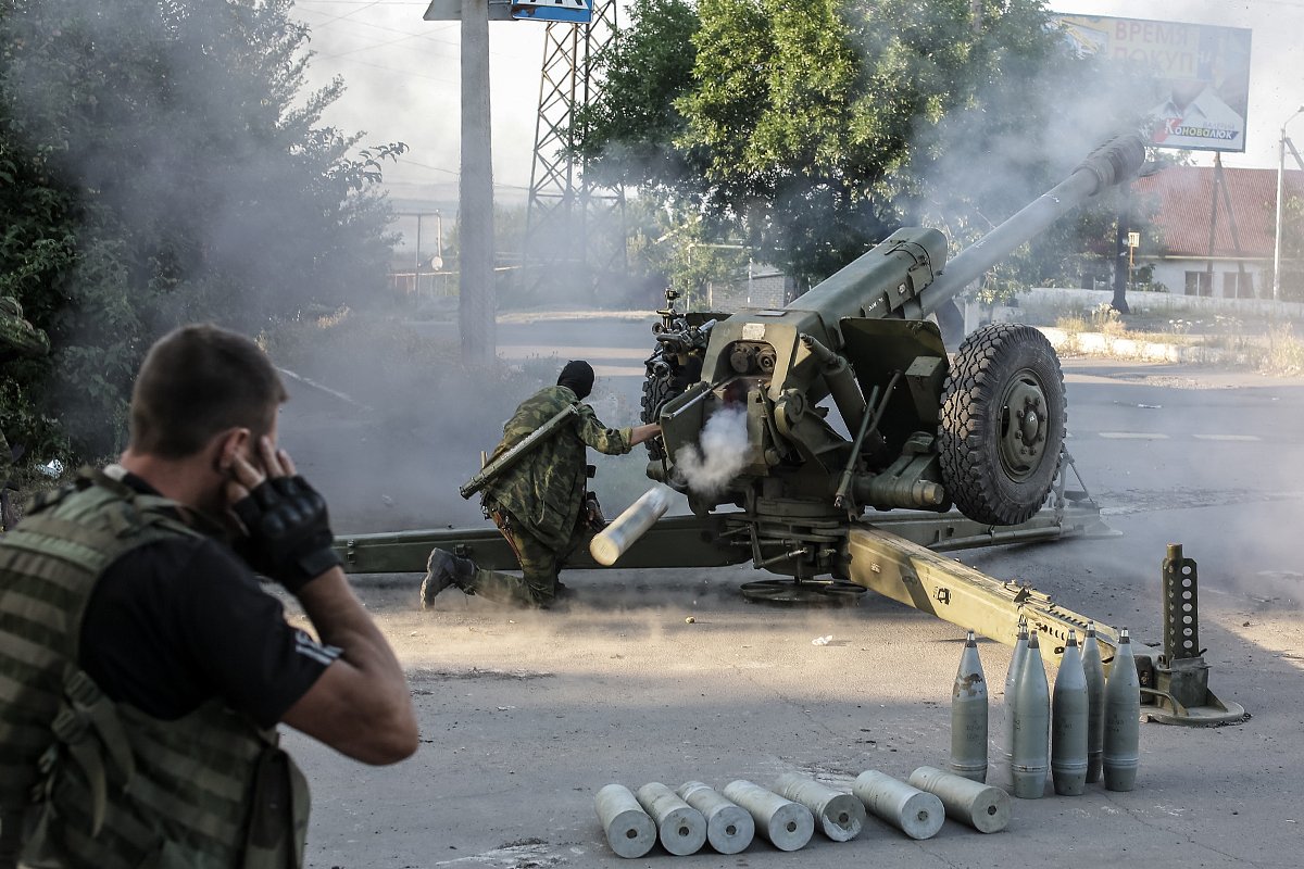 Ополченцы стреляют из гаубиц по позициям противника, бои за город Шахтерск, 1 августа 2014 года