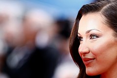 Белла Хадид снялась в пиджаке на голое тело для рекламы