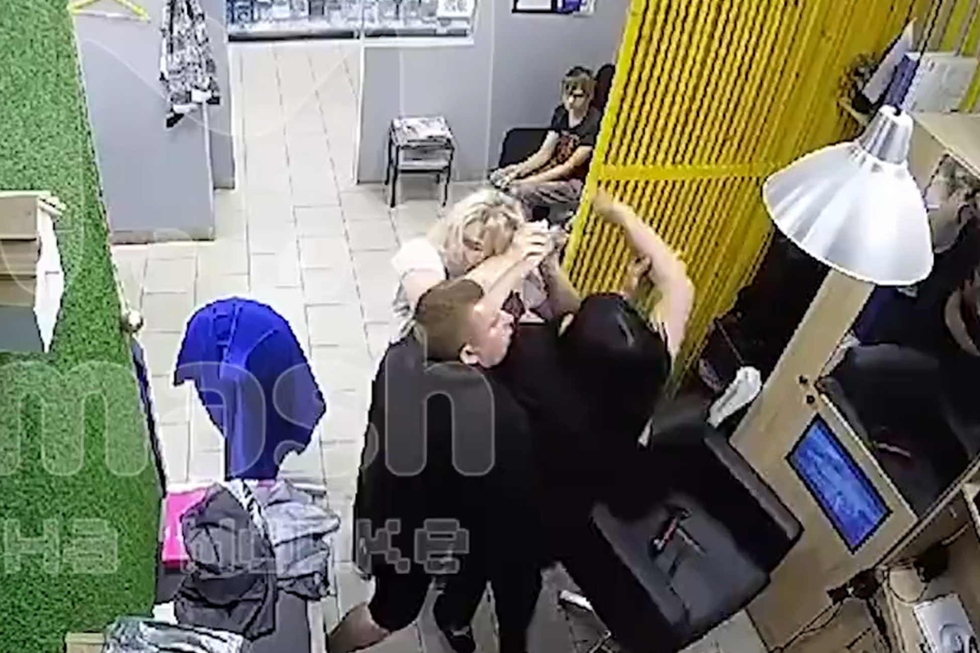 Руки ножницы. Руки парикмахера с ножницами. Руки и ножницы парикмахерская. Ножницы смешные стрижки. Девушка с ножницами в руках.