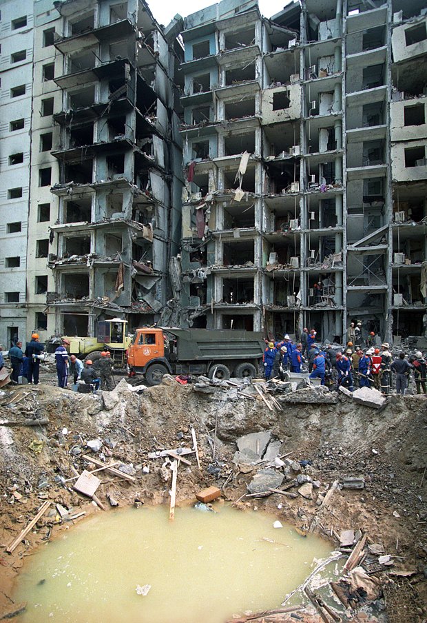 Спасатели на месте теракта в Волгодонске