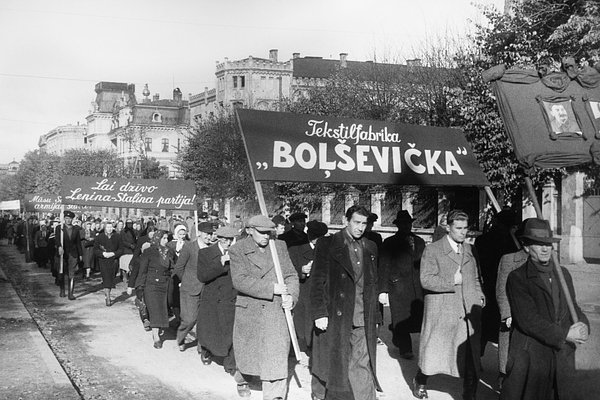 Местные жители во время демонстрации в честь освобождения Риги от немецких войск, 10 ноября 1944 года