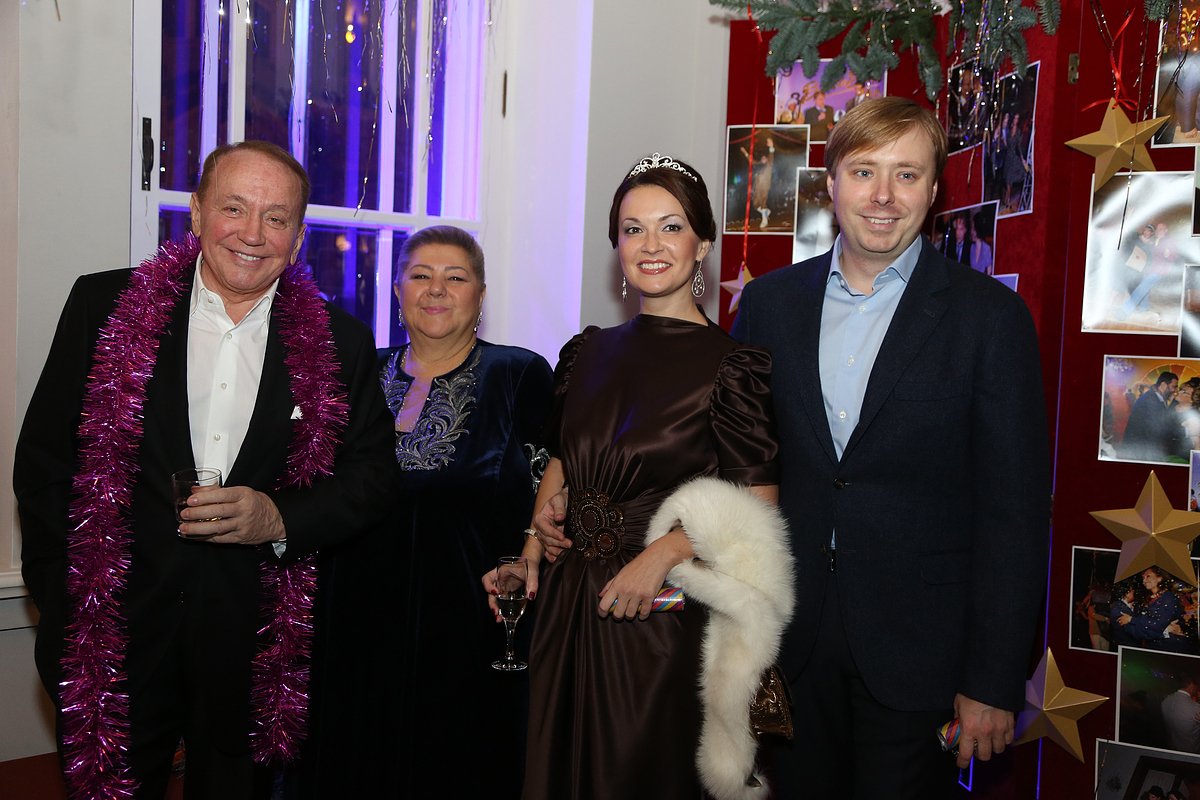 Александр Масляков с супругой Светланой (слева) и телеведущий Александр Масляков-младший с супругой Ангелиной