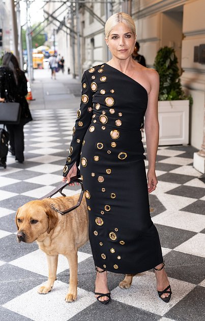 Қыздарға арналған эротикалық концерттік шоу Ер адам камераға түсіп, жылайды.