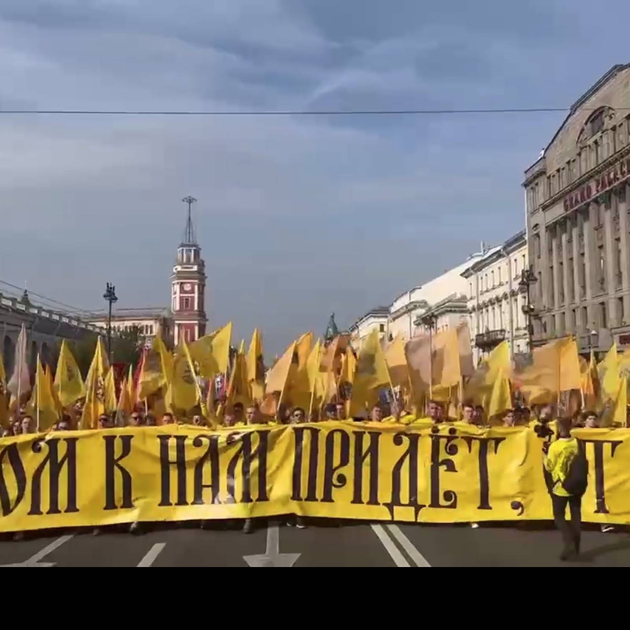 Шествие с лозунгом «Мы русские — с нами Бог» и флагами «Вагнера» прошло в  Петербурге: Общество: Россия: Lenta.ru