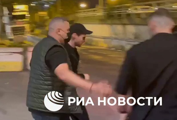 Павел Дуров (в центре) после освобождения под залог