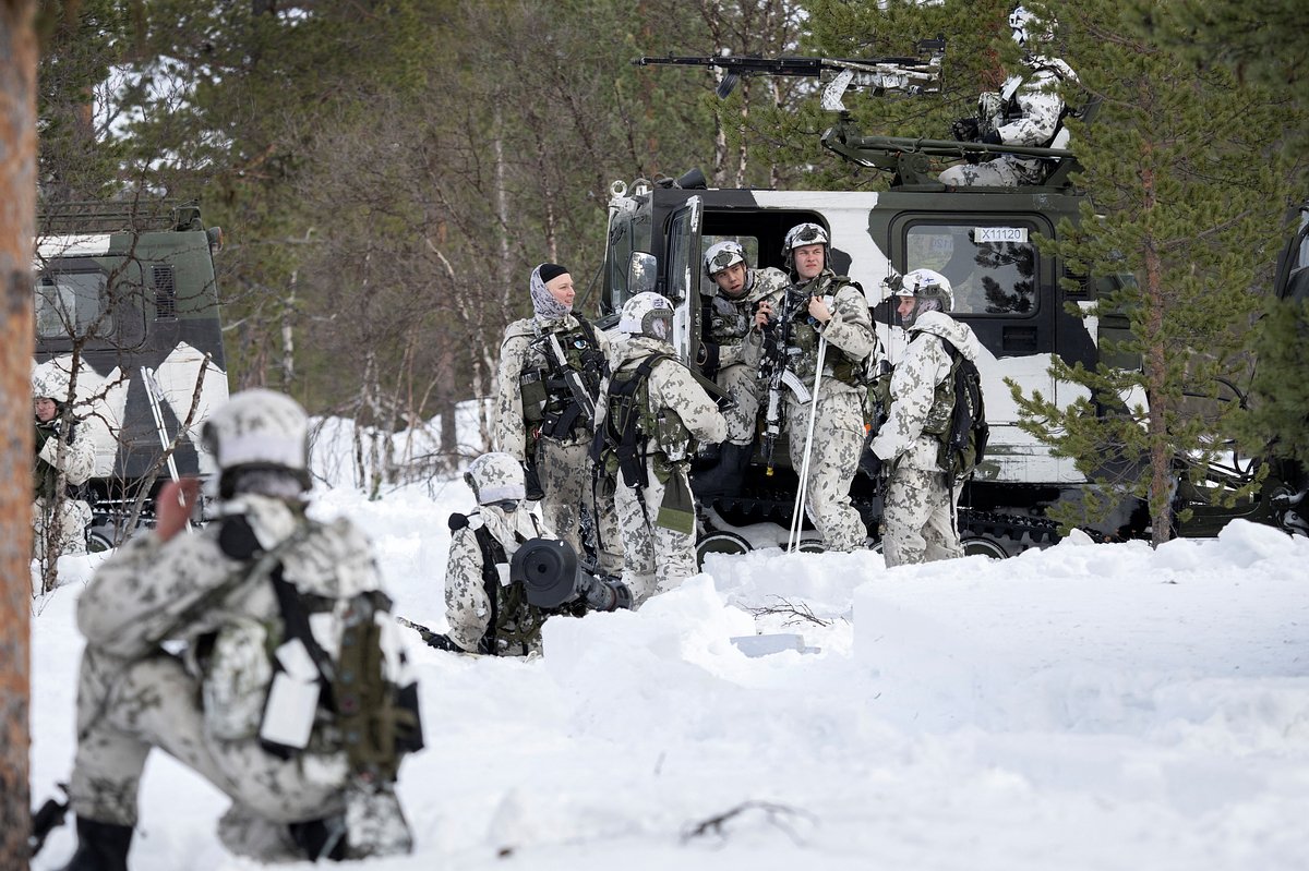 Финские солдаты принимают участие в учениях НАТО Nordic Response в Хетте, Финляндия, 5 марта 2024 года