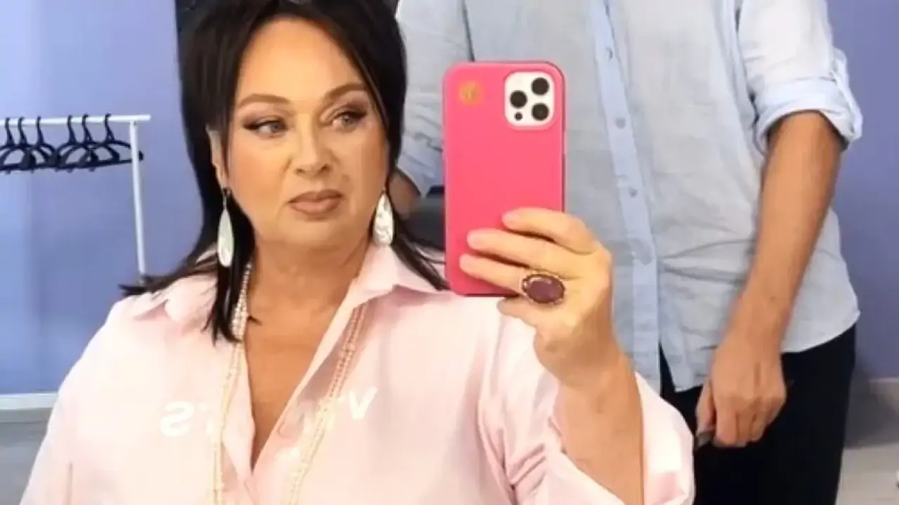 Наталья Мосейчук жалаңаш Олар кезек-кезек қолдарын кискаға жабыстырады