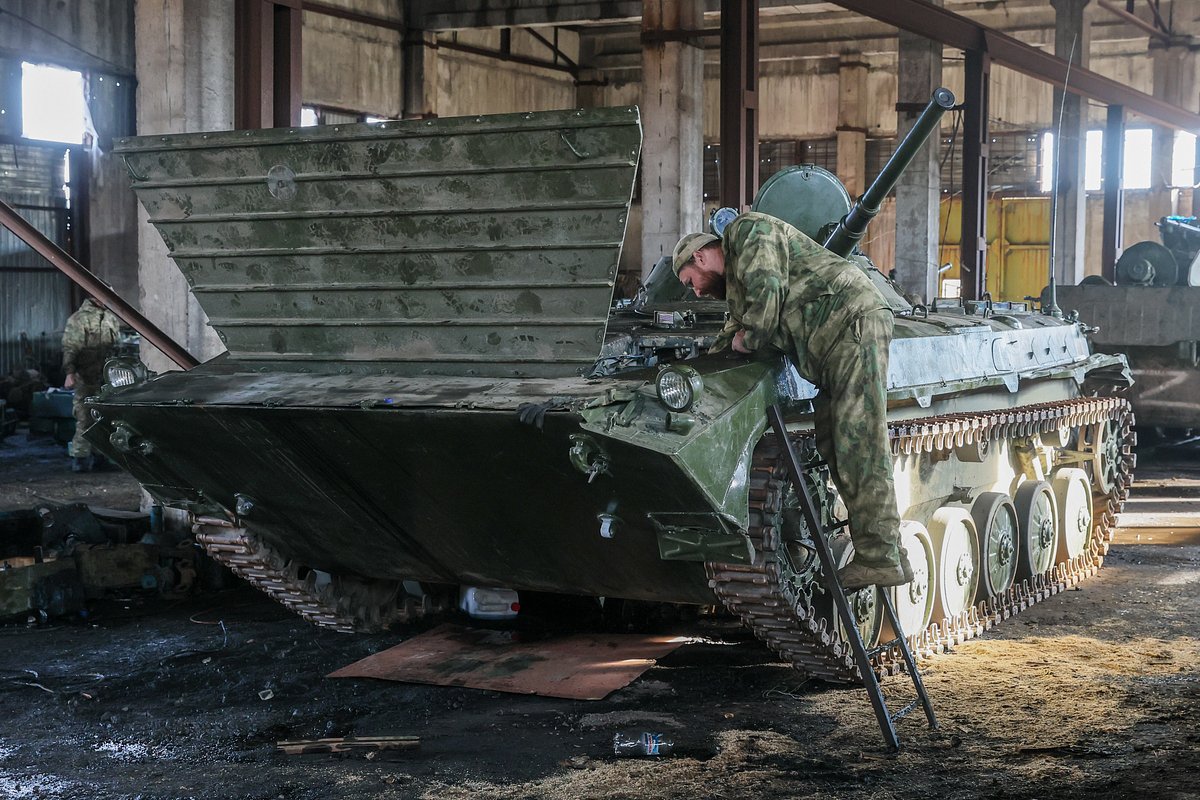 Восстановление военной техники, поврежденной в ходе боев, на ремонтной базе интернациональной бригады «Пятнашка», 3 ноября 2023 года