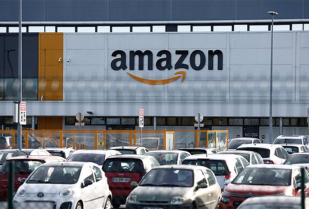 Логотип Amazon в логистическом центре компании в Бретиньи-сюр-Орж, окрестности Парижа, Франция