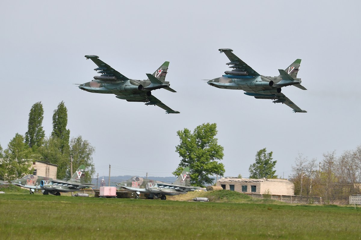 Самолеты Су-25, задействованные в Специальной военной операции на Харьковском направлении, над полевым аэродромом