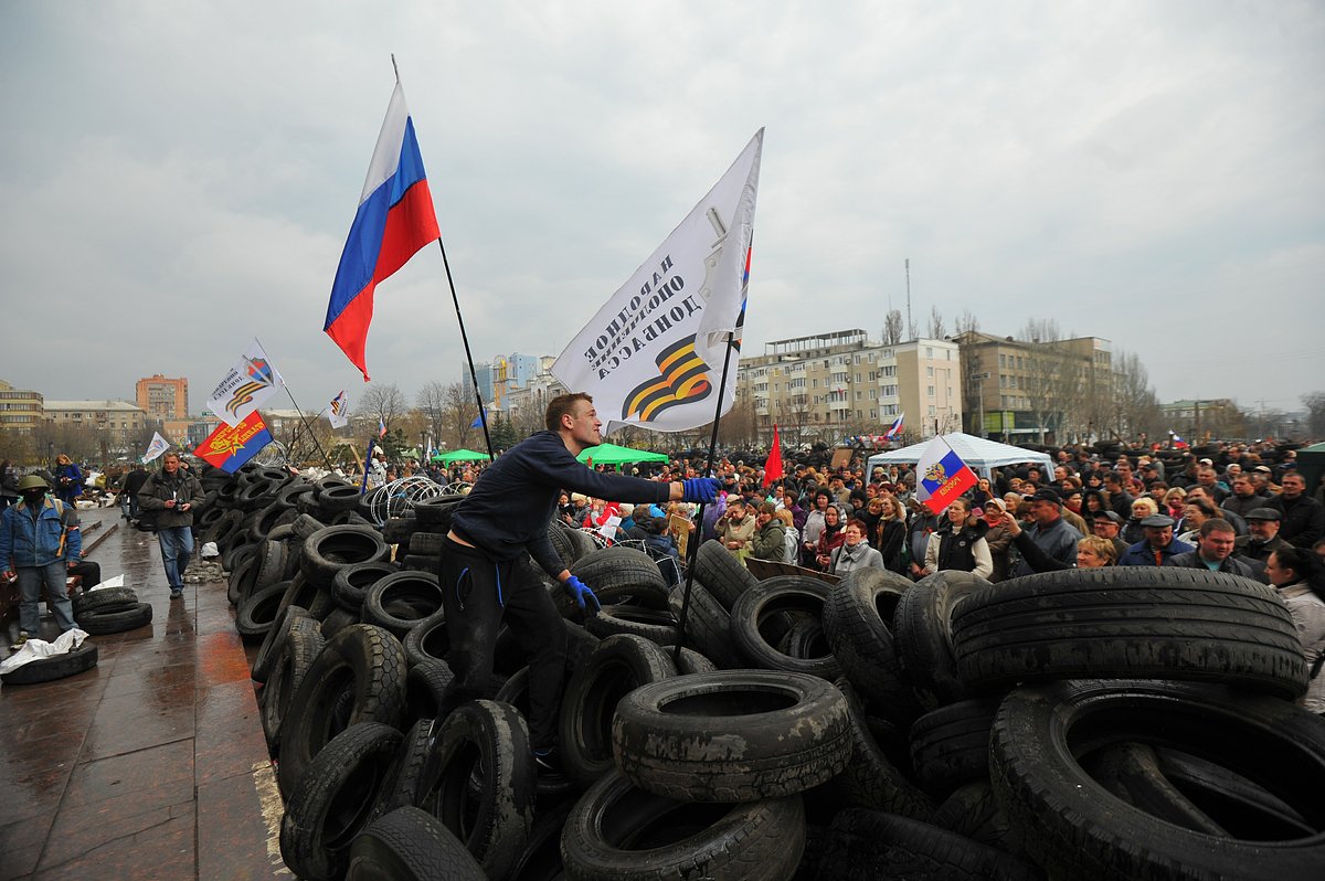 Митинг пророссийских активистов у здания региональной администрации в Донецке, Украина, 10 апреля 2014 года