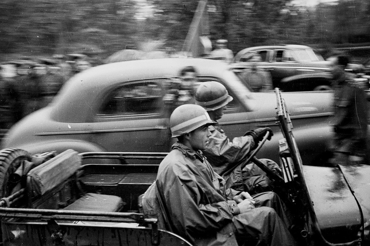 Американские военные на джипе «Виллис» из кортежа командующего 12-й армейской группы генерала Брэдли. Лебуза, Германия. 5 мая 1945 года