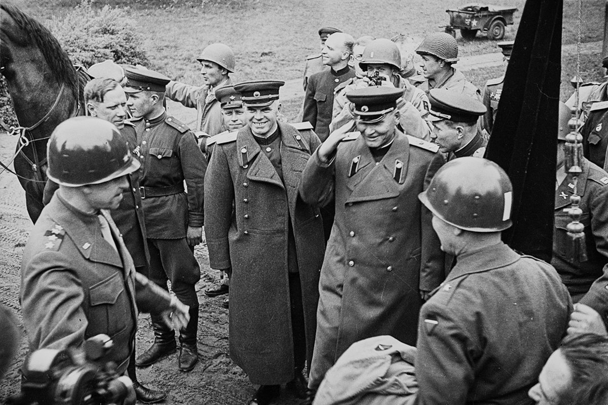 Встреча Конева и Брэдли. Слева и справа видны подарки Брэдли от Конева: знамя с надписью «От воинов 1-го Украинского фронта» и боевую лошадь, донского жеребца. Лебуза, Германия. 5 мая 1945 года