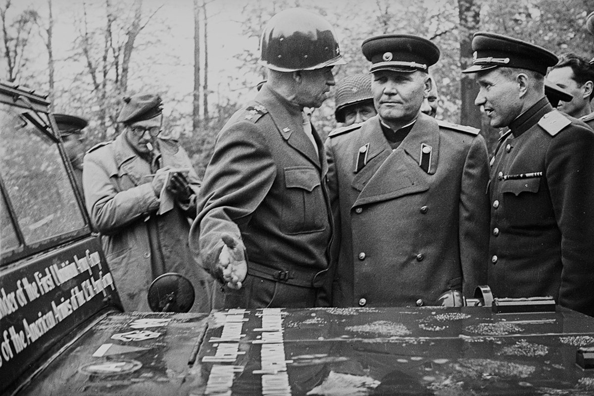 Брэдли вручает подарок Коневу — американский джип «Виллис» с надписью «Командиру 1-й Украинской группы армий от солдат американских войск 12-й группы армий». Лебуза, Германия. 5 мая 1945 года