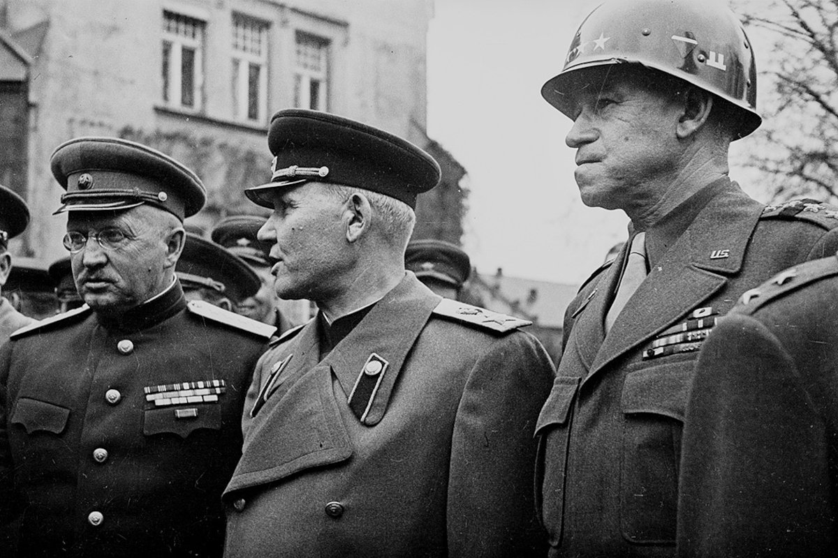 Конев (посередине) и Брэдли (справа). Крайний слева — генерал армии Иван Петров. Лебуза, Германия. 5 мая 1945 года