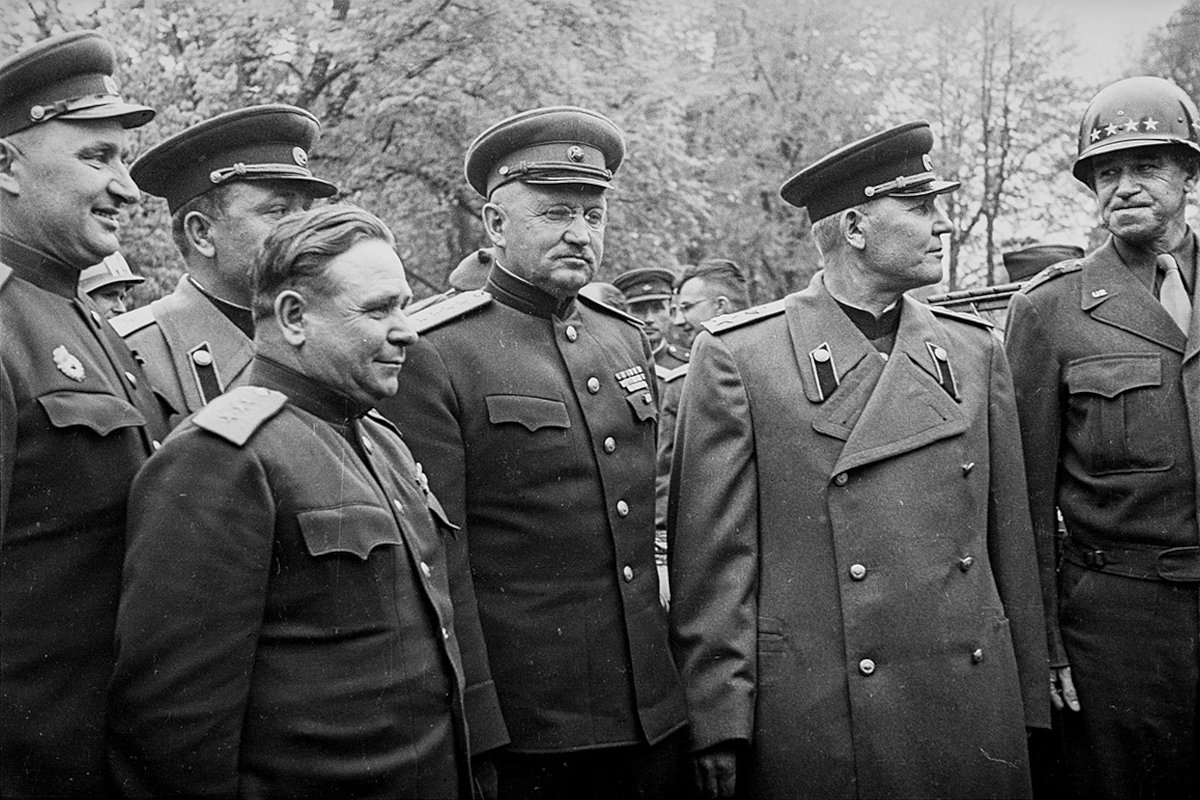 Встреча Конева (второй справа) и Брэдли (крайний справа). Слева от Конева — генерал армии Иван Петров. Лебуза, Германия. 5 мая 1945 года