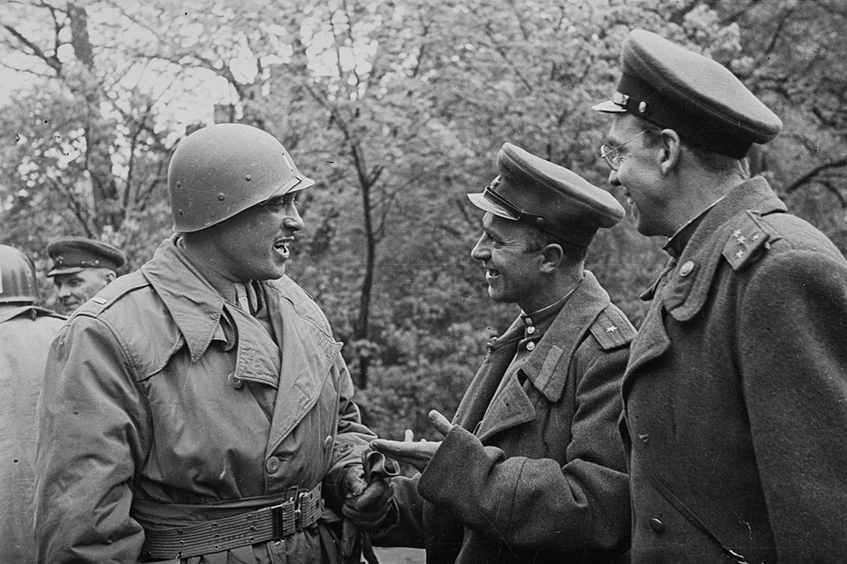 Американские и советские военные в Лебузе, Германия. 5 мая 1945 года