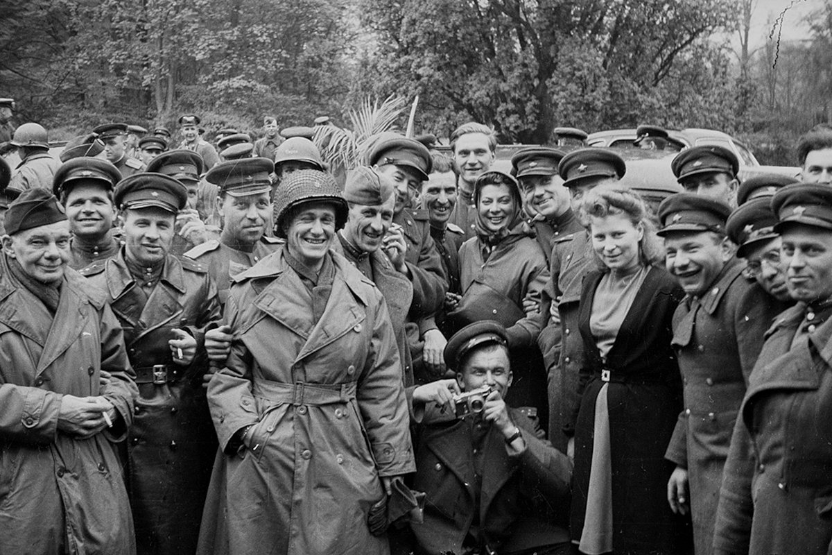 Американские и советские военные фотографируются на память во время встречи Конева и Брэдли. Лебуза, Германия. 5 мая 1945 года