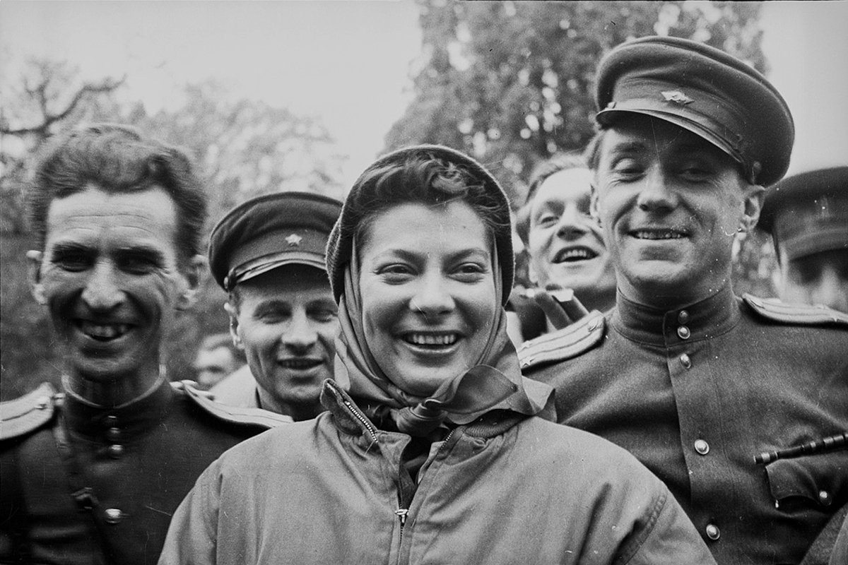 Американские и советские военные фотографируются на память во время встречи Конева и Брэдли. Лебуза, Германия. 5 мая 1945 года