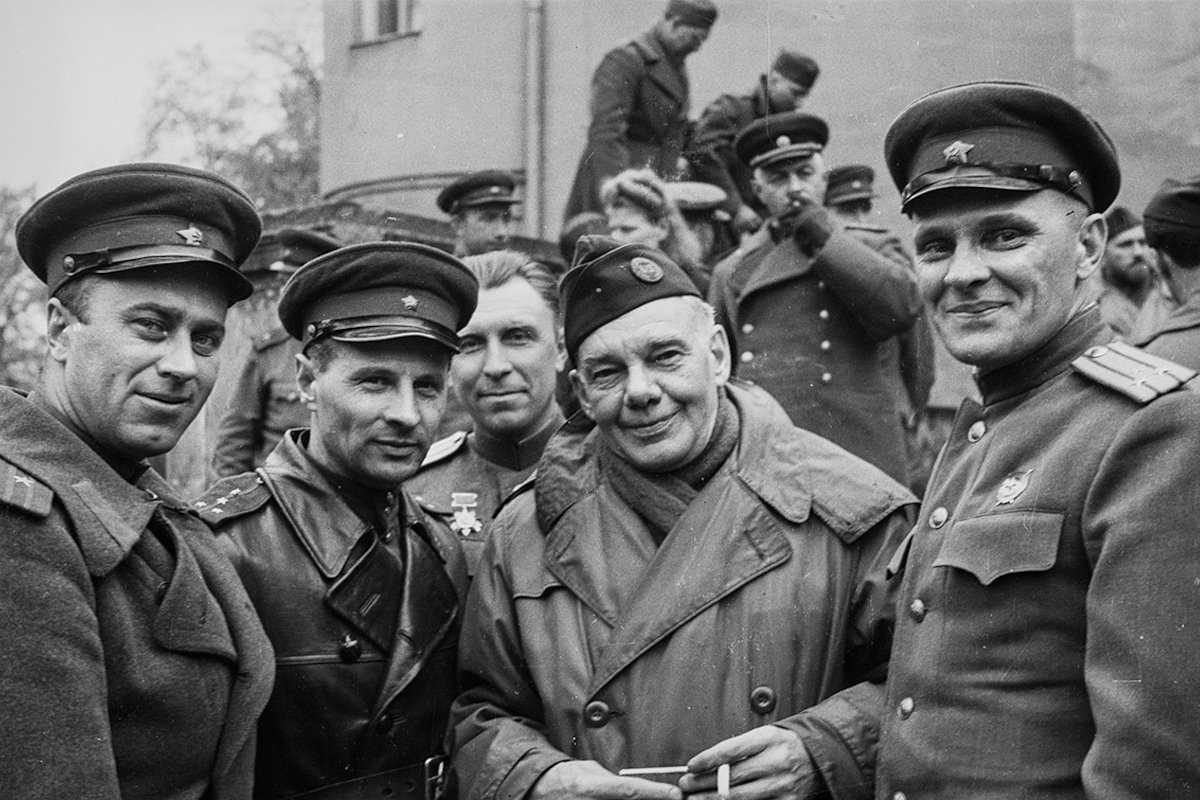 Американские и советские военные фотографируются на память во время встречи Конева и Брэдли. Лебуза, Германия. 5 мая 1945 года