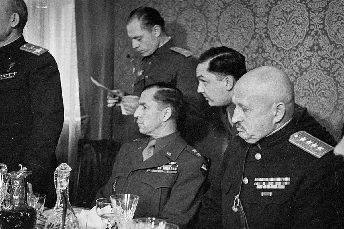 Советские и американские военные слушают тост маршала Конева во время торжественного обеда. Крайний справа — генерал армии Иван Петров. Лебуза, Германия. 5 мая 1945 года