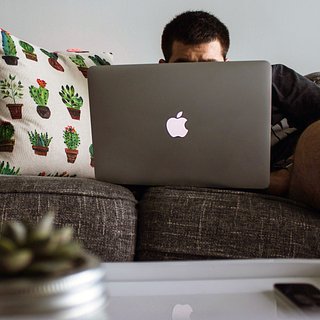 Жағажайдағы нудистік секс және мастурбация туралы бейне