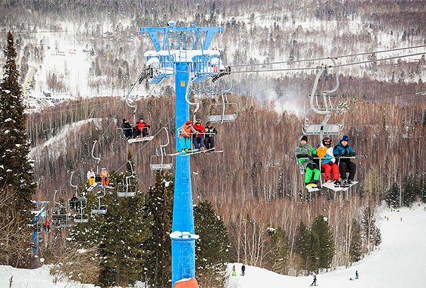 Отдыхающие на подъемнике во время открытия горнолыжного курорта «Гора Соболиная» в Иркутске