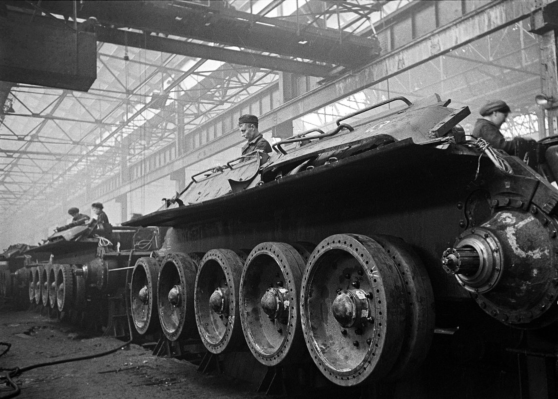 Конвейерная сборка танков Т-34 на Уральском танковом заводе №183 (сейчас «Уралвагонзавод») в Нижнем Тагиле в годы Великой Отечественной войны