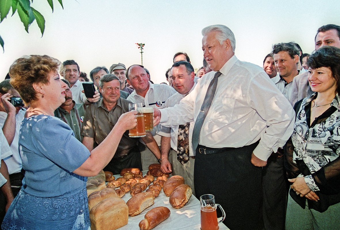 Президент Борис Ельцин во время посещения фермерского хозяйства, 1996 год 