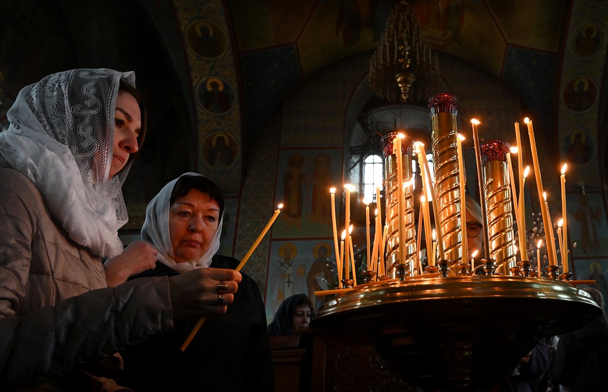 Прихожане на богослужении в Троицком соборе в Щелково на праздновании Входа Господня в Иерусалим