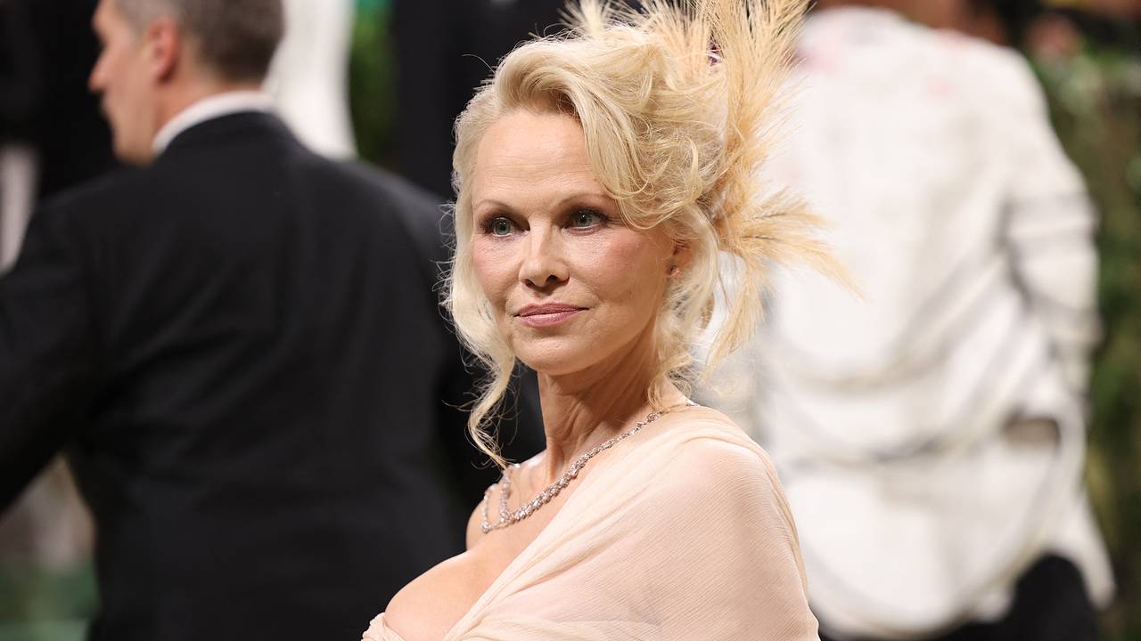 Жалаңаш Мария Белло бейнеде