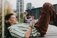 «Это будут разочарованные в жизни люди». Зумеры не хотят работать и ходят на собеседования с родителями. Что с ними? 