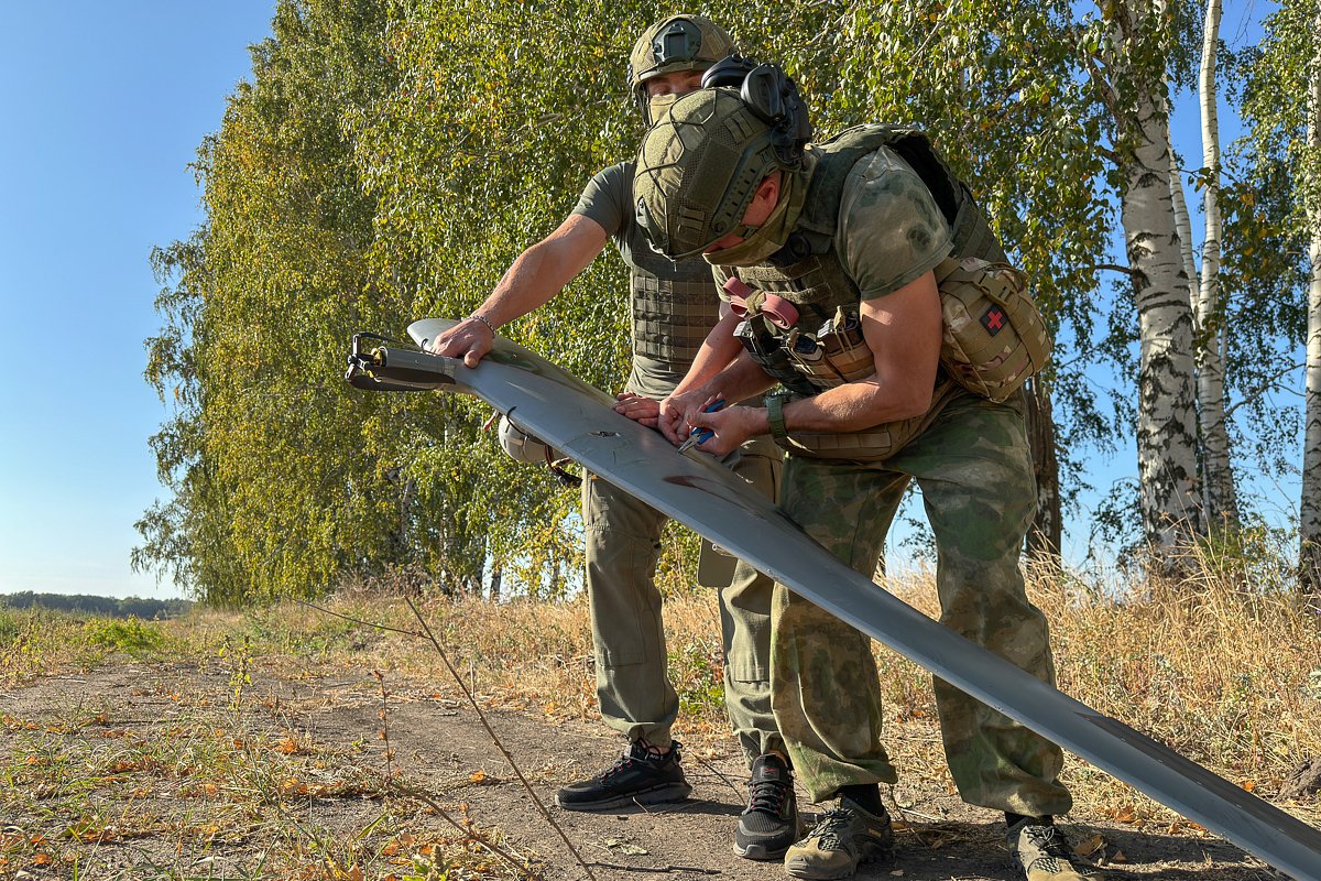 Техники с позывными Акустик  и Веном собирают БПЛА СКАТ 350М. Курская область, осень 2024 года