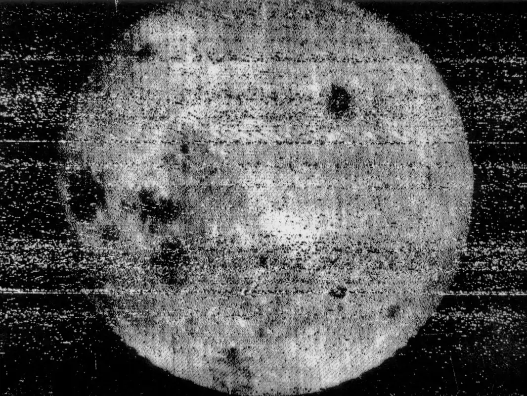 Снимок невидимой с Земли стороны Луны, полученный с борта советской автоматической межпланетной станции «Луна-3»