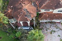 Мощный ураган обрушился на США. От домов остались только фундаменты: самые яркие кадры катастрофы