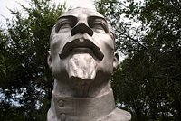 «Все было построено в СССР» В Казахстане убирают советские памятники. Кому выгодно избавиться от воспоминаний о той эпохе?