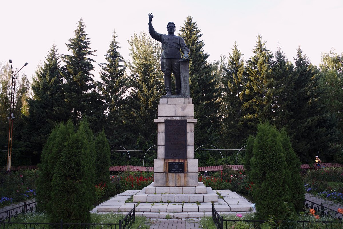 Памятник Сергею Кирову, первому секретарю Ленинградского обкома ВКП(б) в 1927-1934 годы, Усть-Каменогорск, 29 июля 2024 года