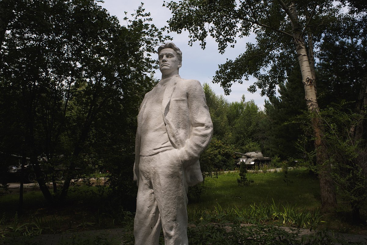 Памятник Владимиру Маяковскому в Левобережном парке, куда свезли памятники советским партийным деятелям и писателям, Усть-Каменогорск, 30 июля 2024 года