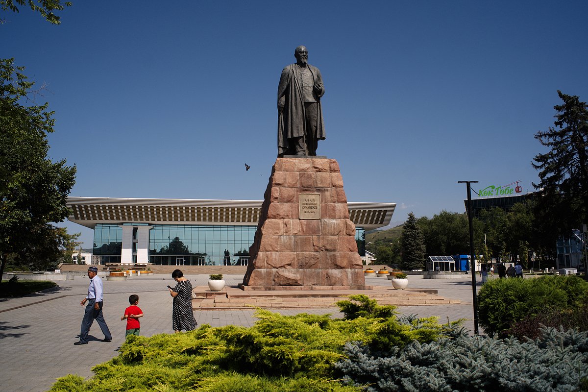 Памятник поэту и просветителю Абаю Кунанбаеву в Алма-Ате (установлен в советское время), 1 августа 2024 года