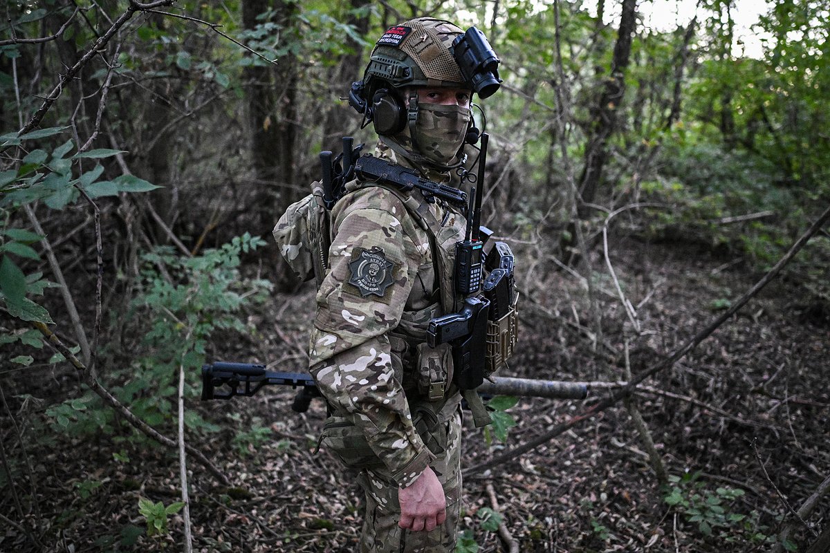 Военнослужащие снайперской группы Аида спецназа «Ахмат» во время выхода на военное задание в Курской области