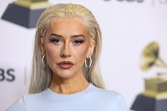 43-летняя Кристина Агилера едва не оголила грудь на новом видео