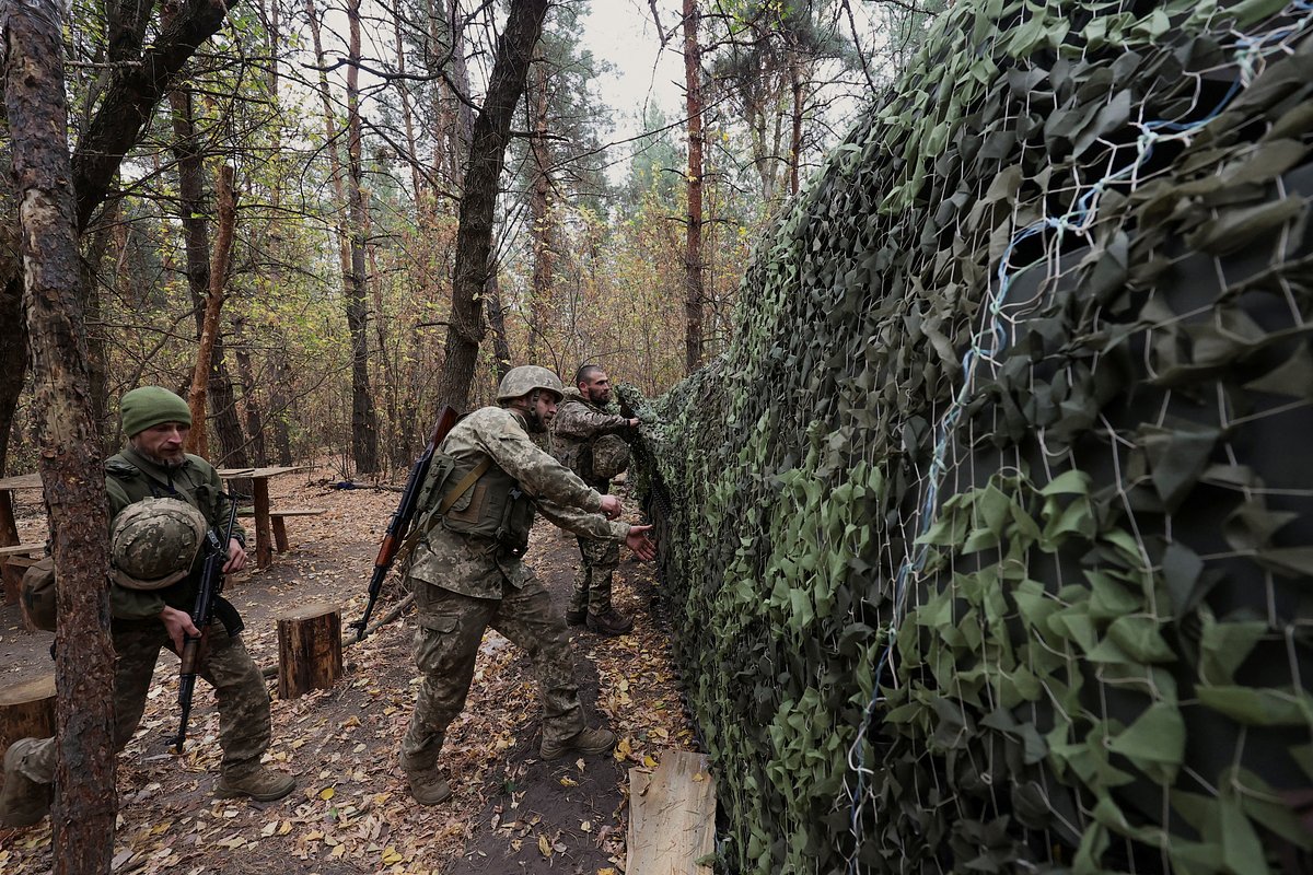 Расчет самоходной гаубицы 2С1 «Гвоздика» Вооруженных сил Украины (ВСУ), Харьковская область, 9 октября 2024 года