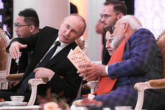Владимир Путин и премьер-министр Индии Нарендра Моди (справа)